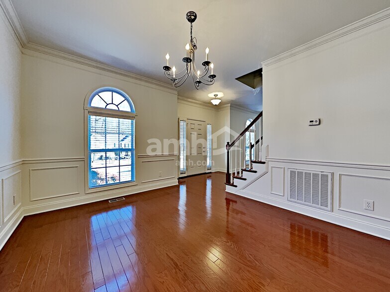 Building Photo - 3323 Grassy Pointe Ln