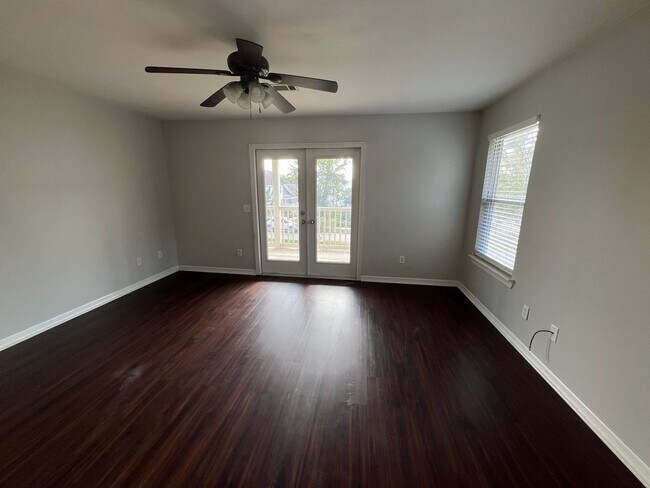 Building Photo - Three Bed / Three Bath with Fenced Yard an...