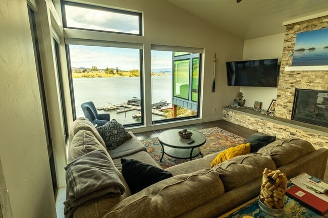 Building Photo - Jones - Fully Furnished Condo on the River Available Mid Sept - Mid May Only