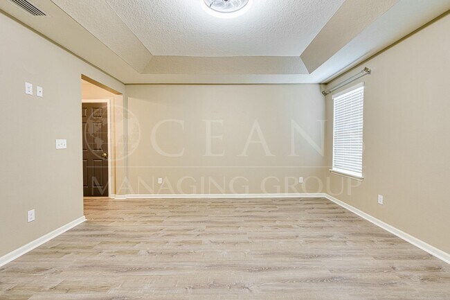 Building Photo - Spacious 4 Bedroom Home with Loft – Prime ...