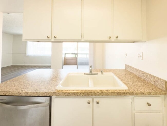 Building Photo - 2 BEDROOM 2 BATH CONDO IN GATED COMMUNITY ...