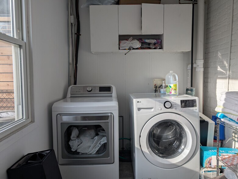 Building Photo - 1911 W Addison St