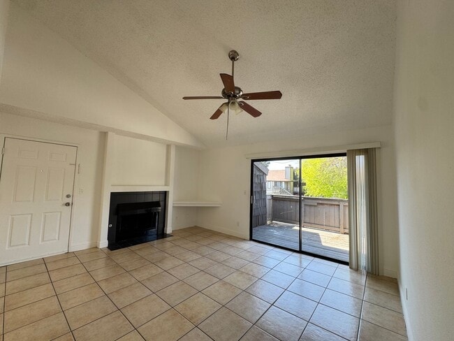 Building Photo - 1190 S Winery Ave