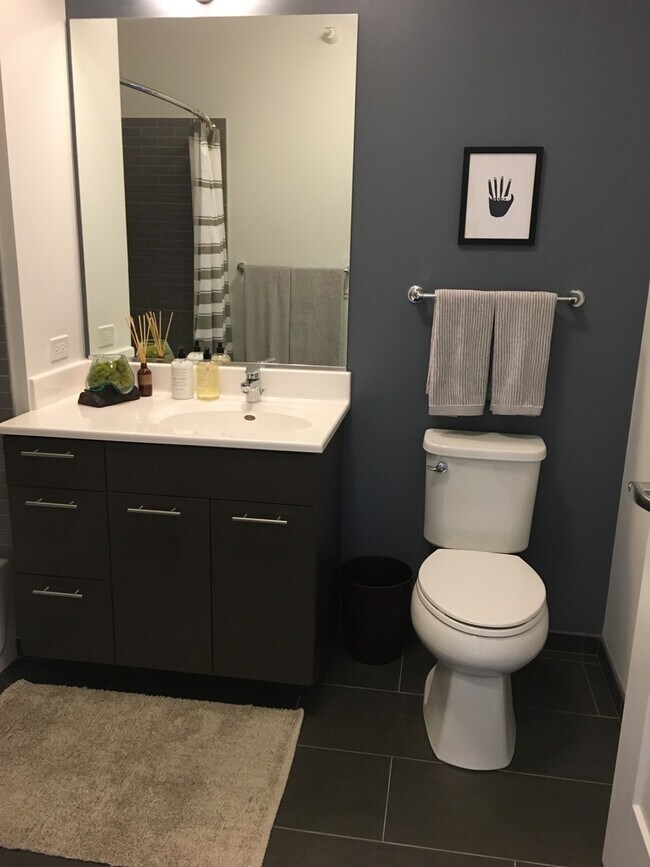 Building Photo - 637 N Wells St