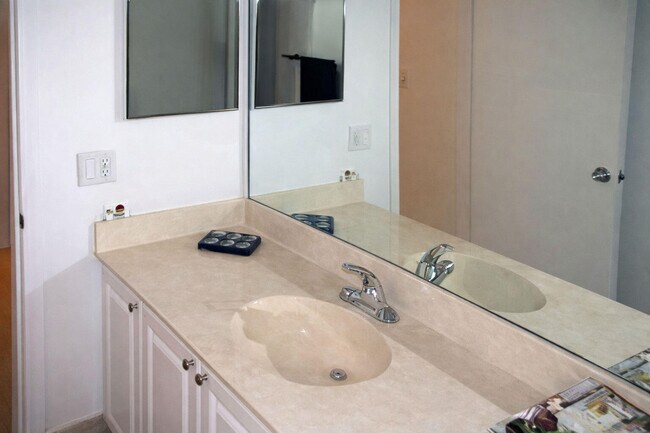 Building Photo - 711 N Pine Island Rd