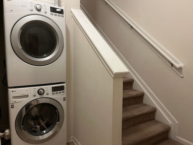 Building Photo - 2 Bed 2 Bath Condo in Gated Community with Balcony Views! Plenty of Amenities, Washer & Dryer and...