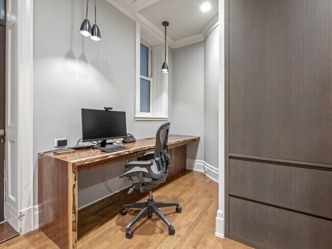 Building Photo - 1210 N Astor St