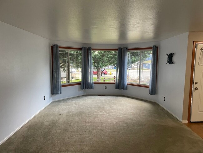 Building Photo - ***PENDING APPLICATION***Fantastic 3 Bedroom Home with Fenced Yard and Garage!