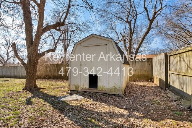 Building Photo - Beautiful Home in Springdale with Sunroom!