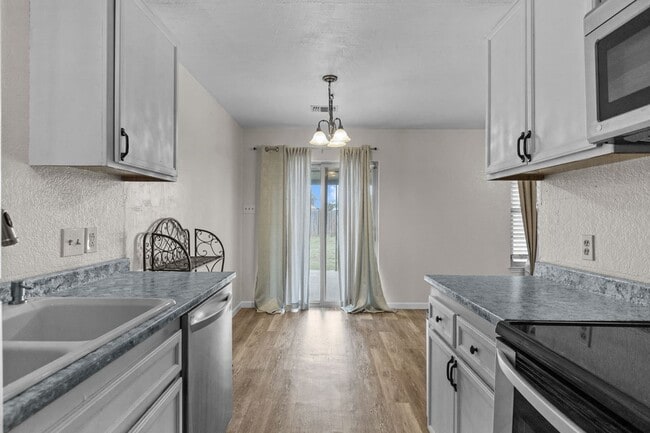 Building Photo - 4722 W Cuthbert Ave