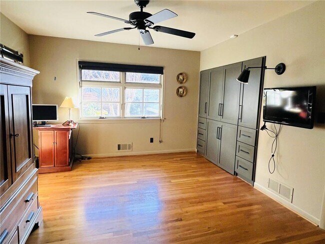 Building Photo - 465 Eastland Dr