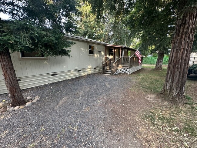 Building Photo - Country Living