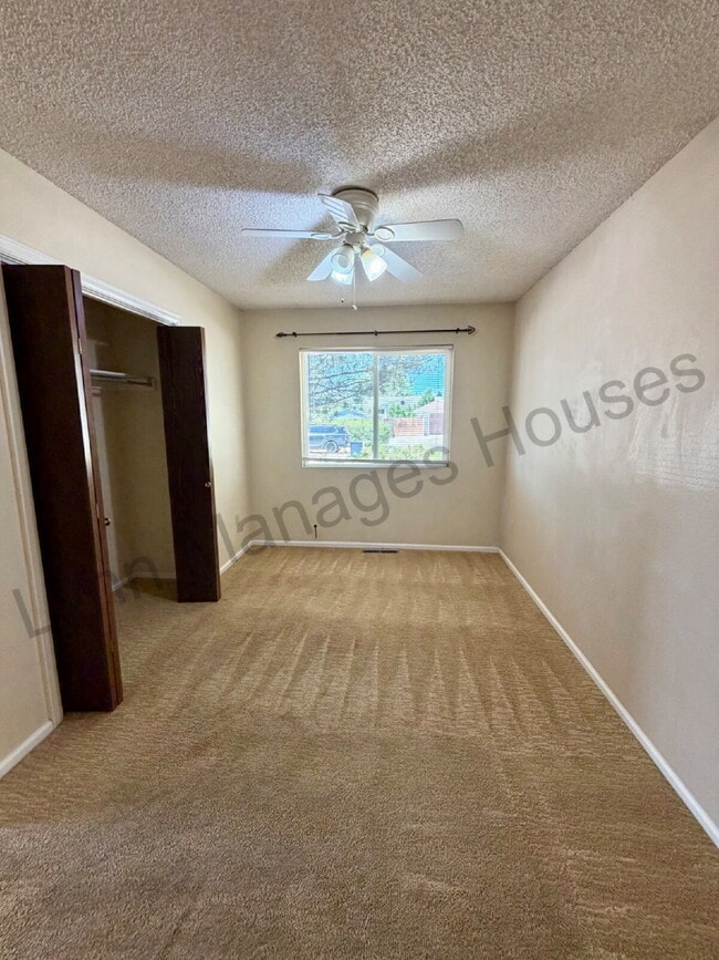 Building Photo - One Bedroom - Awesome Location!