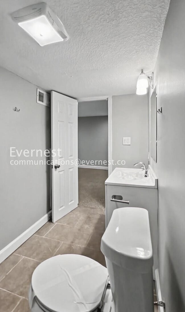 Building Photo - 4 Bed/3 Bath Home with In-Unit Laundry / Available Now!