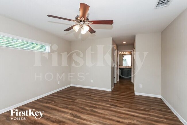 Building Photo - 133 NE 9th Ct