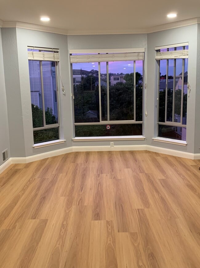 Primary Photo - 120 Burrows St