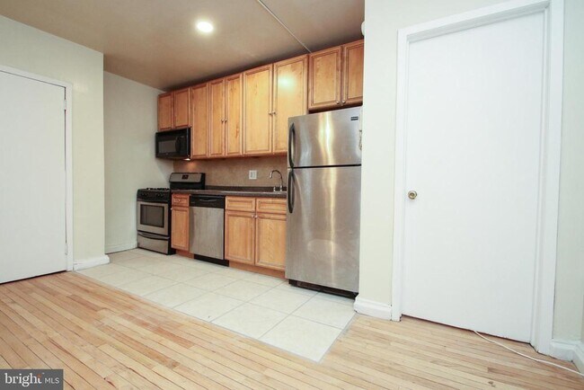 Building Photo - 320 S 15th St