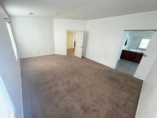 Building Photo - Spacious 5 bedroom home
