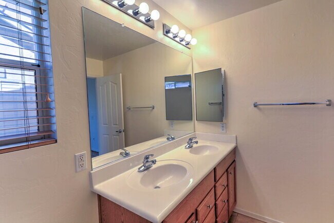 Building Photo - Rancho Sahuarita