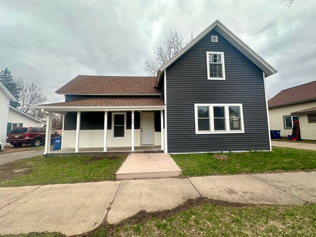 Primary Photo - 5 bed 2 bath Single Family Home in Wausau