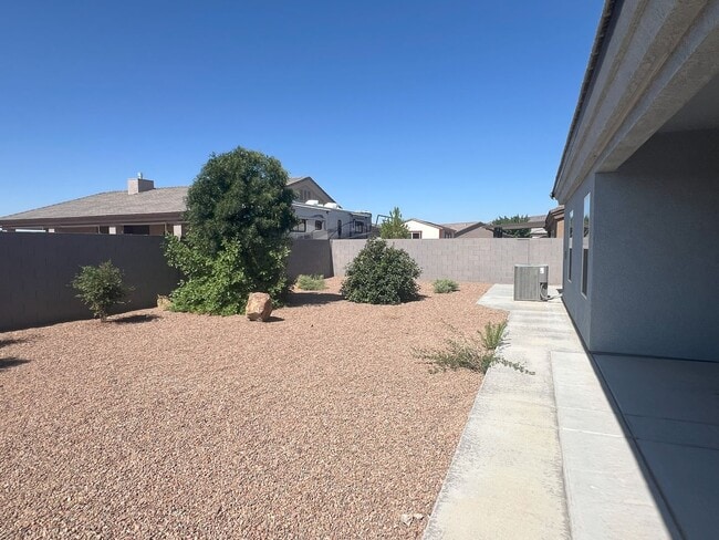 Building Photo - Newer home
