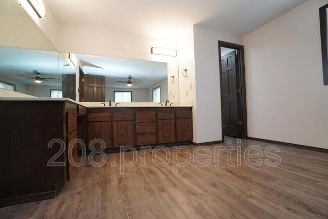 Building Photo - 3392 S Maze Ave