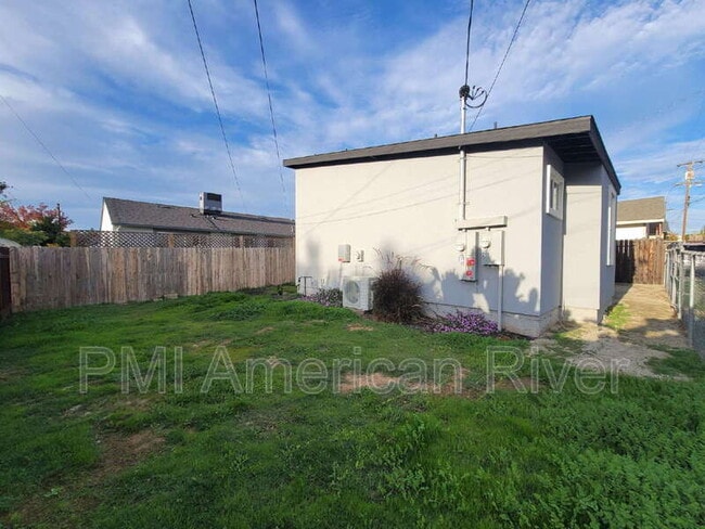 Building Photo - 219 Needles Way