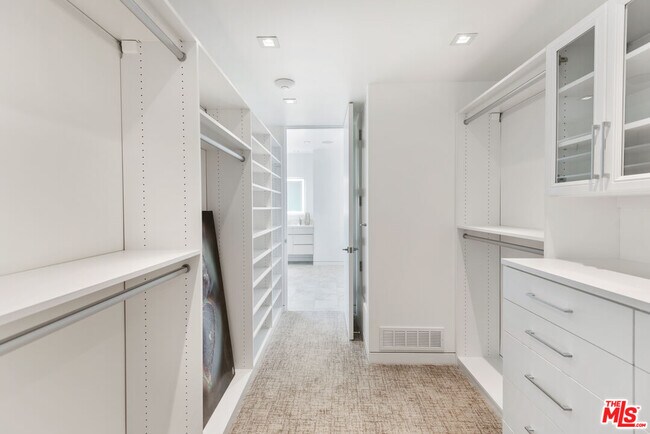 Building Photo - 3642 Beverly Ridge Dr