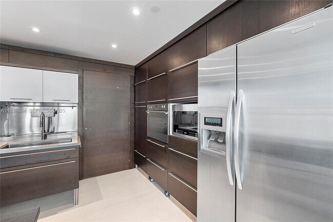 Building Photo - 6000 Collins Ave