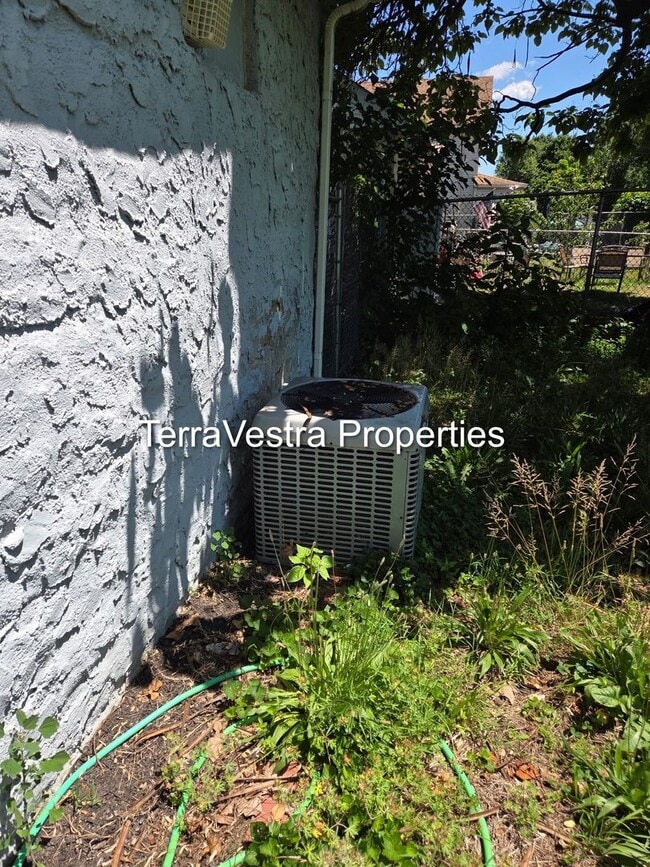 Building Photo - Single Family in Paulsboro! Eligible for $500 Security Deposit.