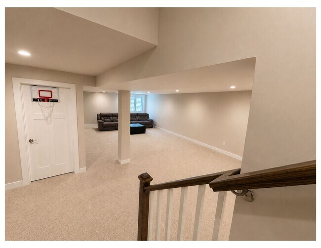 Building Photo - 805 Llanelli Dr