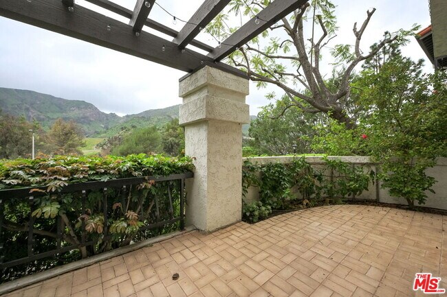 Building Photo - 1486 Palisades Dr