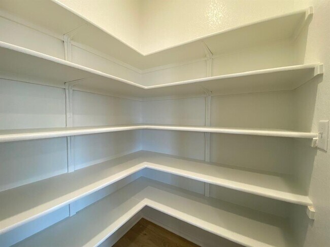 Building Photo - 404 Baum Dr
