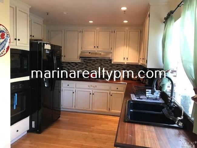Building Photo - Gorgeous 3 bedroom 2.5 bath 2 story Townho...