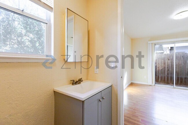 Building Photo - 3520 Y St