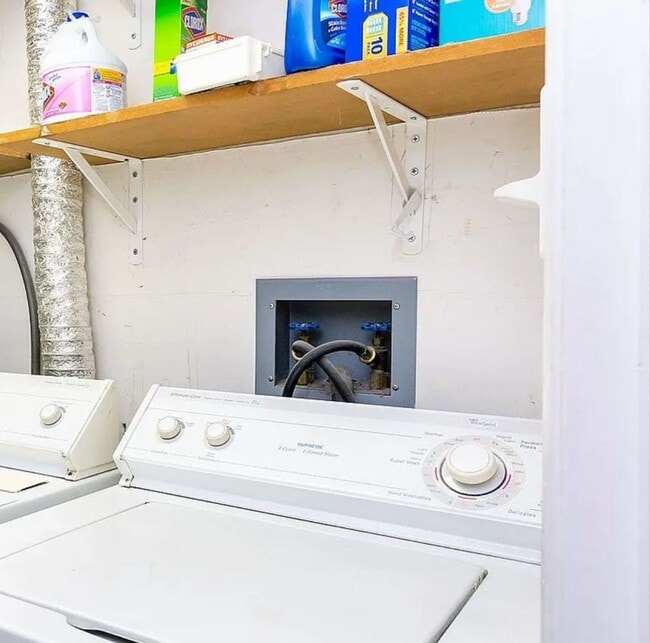 Building Photo - 441 W Blackhawk St