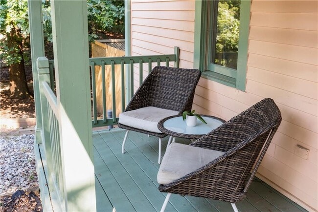 Building Photo - 720 Mollie St SE