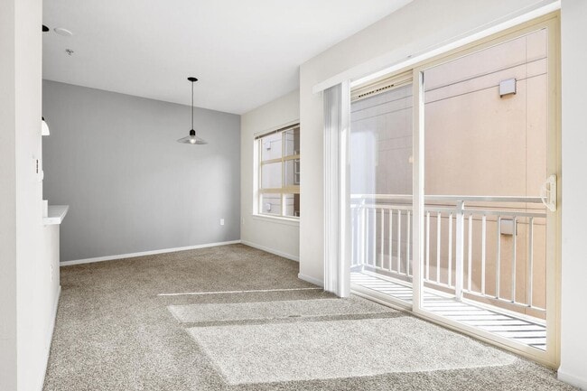 Building Photo - Beautiful 2 Bed 1.75 Bath Condo in Downtow...