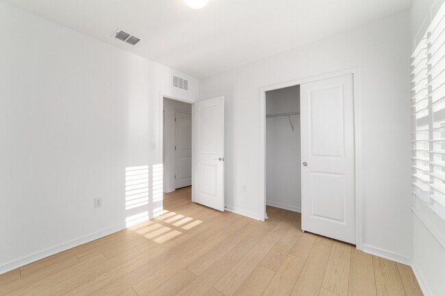 Building Photo - 5543 SW 85th Ave Rd