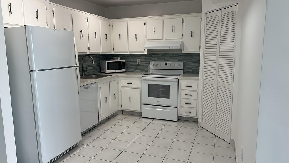 Building Photo - 9273 Collins Ave