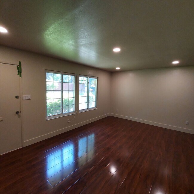 Building Photo - Nice 3 bedroom condo near CSUS.  Available for move in this month.