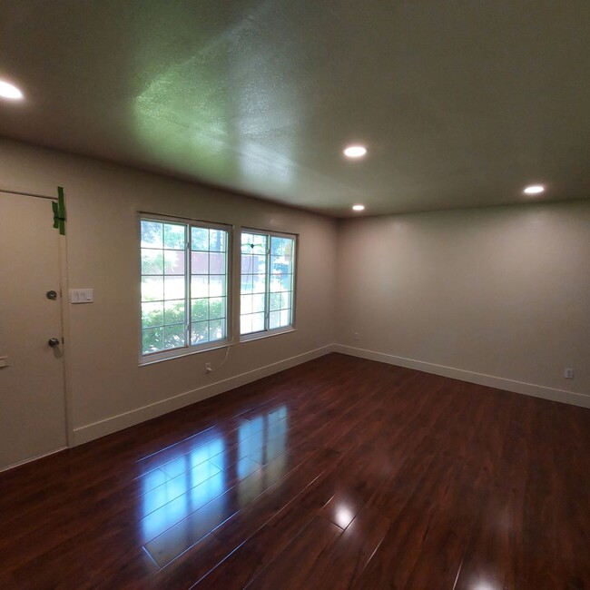 Building Photo - Nice 3 bedroom condo near CSUS.  Available...