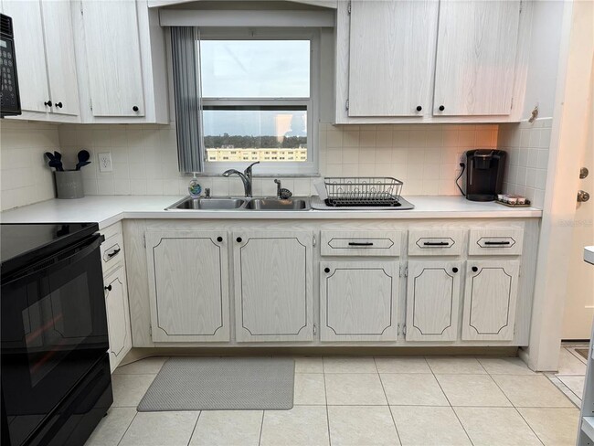 Building Photo - 4750 Cove Cir