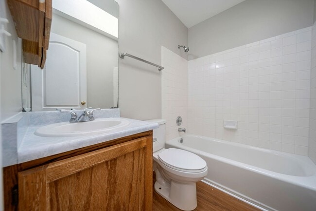 Building Photo - Spacious Sandy Rambler w 2 car attached