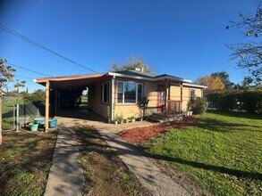 Building Photo - 3/2 Huge Yard and Garage