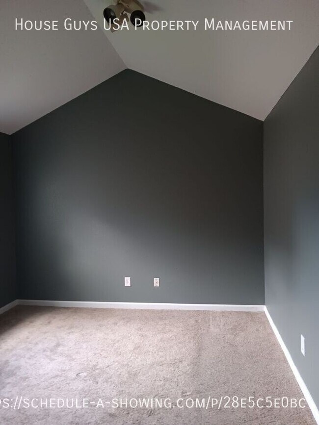 Building Photo - 208 NE Cedar Ct