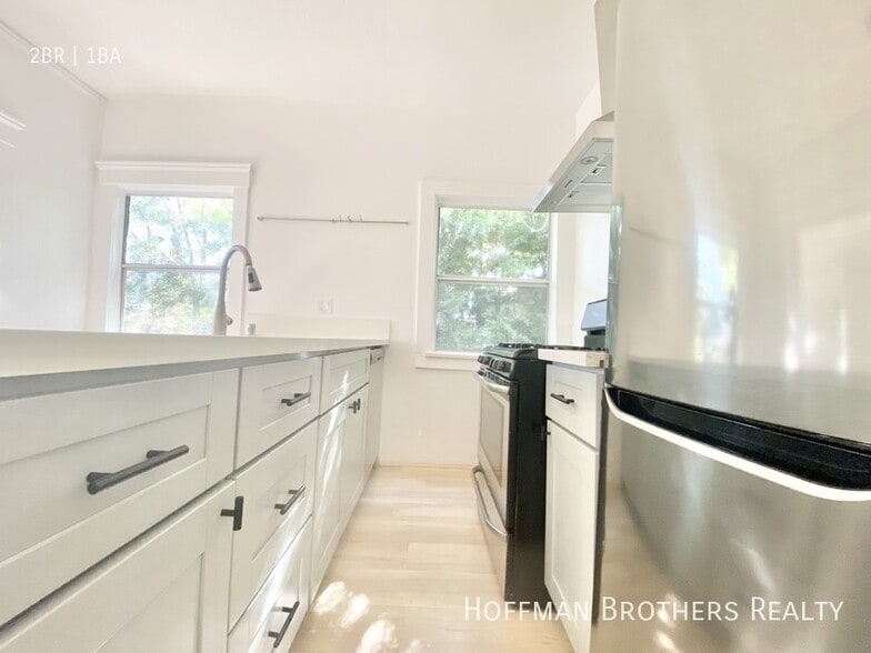 Building Photo - 400 N Ave 54