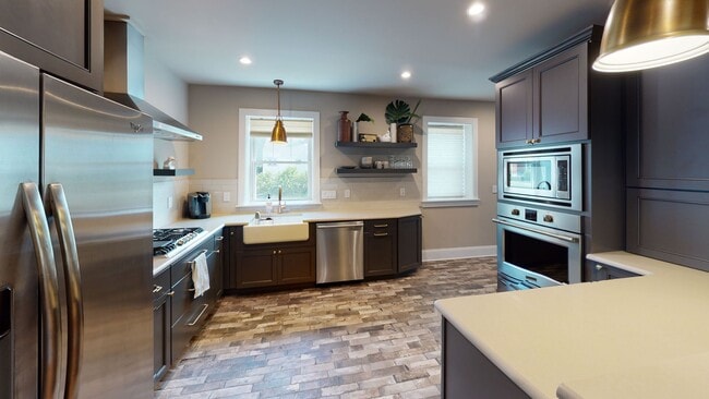 Building Photo - Fully Furnished 2 Bedroom Edgehill Gem- UTILITIES INCLUDED!