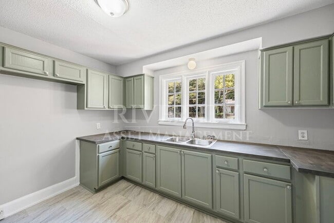 Building Photo - HUGE 4 BED 2 BATH PROPERTY!!!!!! SECTION 8...