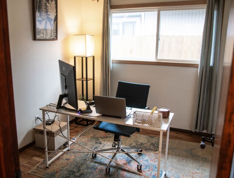 Building Photo - 6647 N Astor St